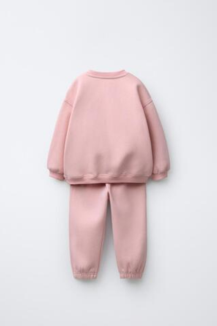 ZARA КОМПЛЕКТ ИЗ ТОЛСТОВКИ И ДЖОГГЕРОВ С ВЫШИВКОЙ, РОЗОВЫЙ