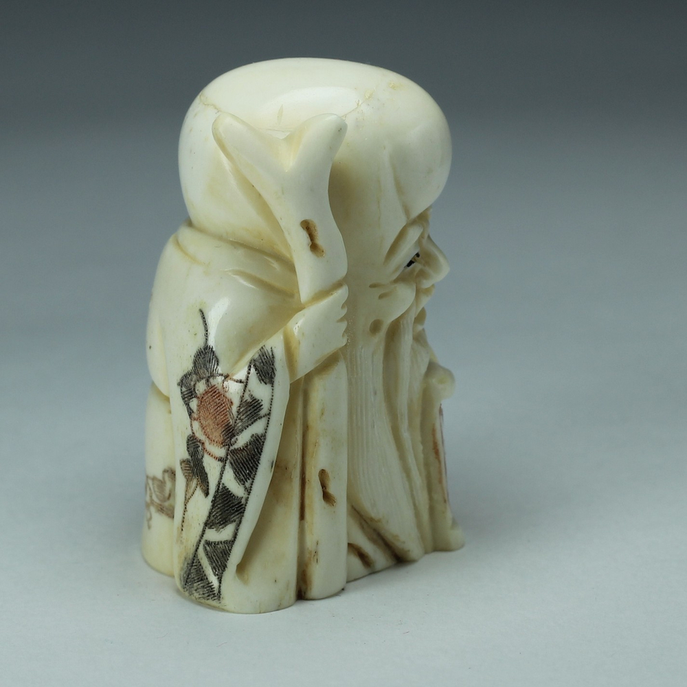 Нэцкэ Шоусин с посохом и табличкой пожелания счастья