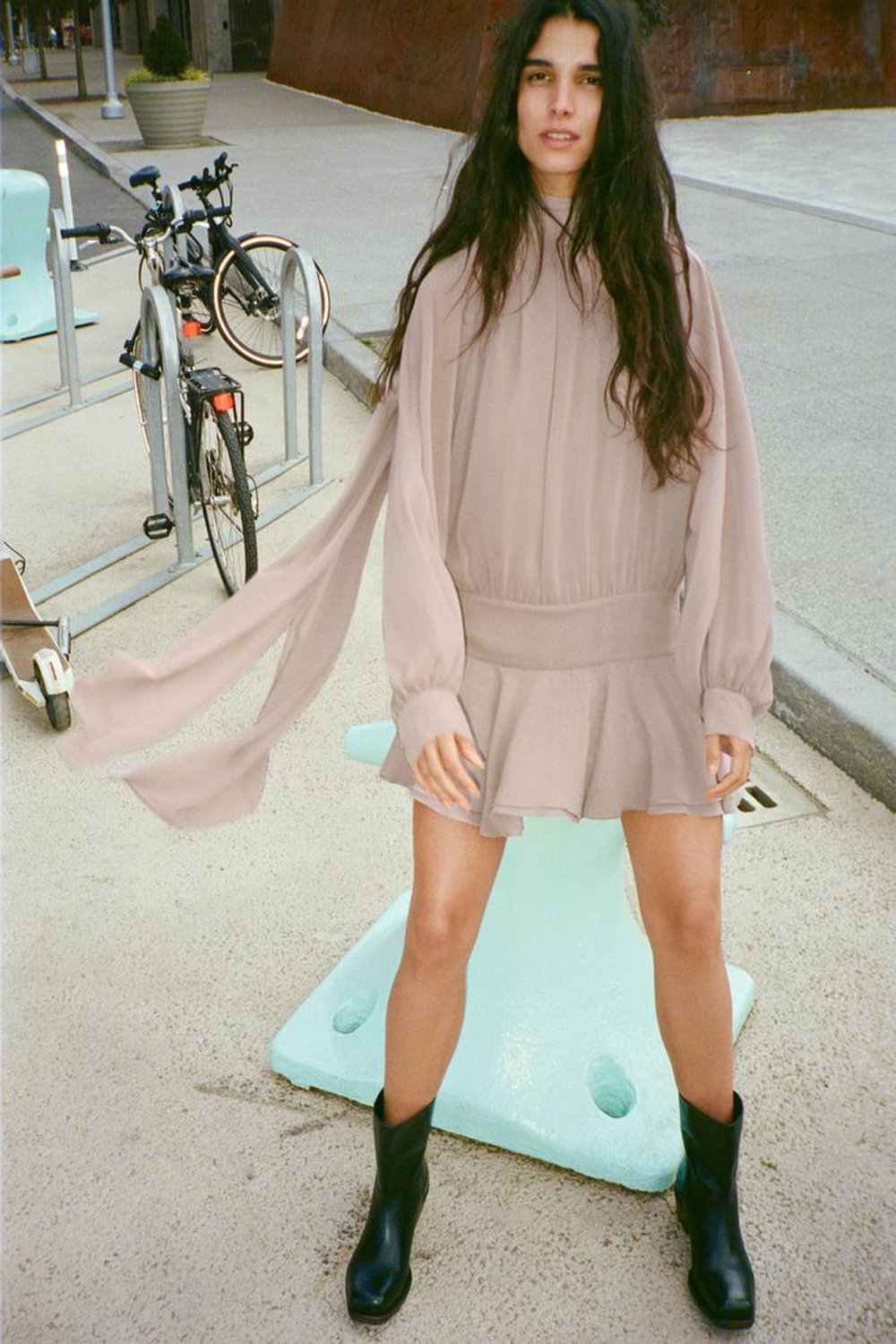 ZARA КОРОТКОЕ ПЛАТЬЕ ИЗ СТРУЯЩЕЙСЯ ТКАНИ С ЗАВЯЗКАМИ, ТЕМНО-СОЛОМЕННЫЙ