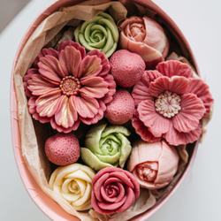 Шоколадный букет в коробке "Вкус Любви" из роз, тюльпанов, клубники, подарок любимой, на 8 марта, на День Рождения.