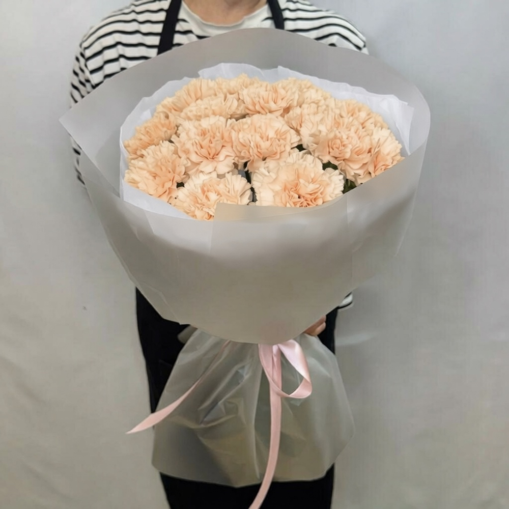 Букет из 15 бежевых гвоздик