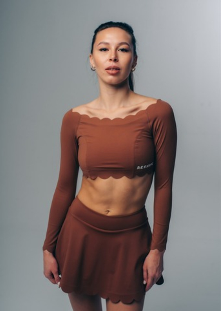 Костюм с юбкой-шортами и топом с волнообразными краями