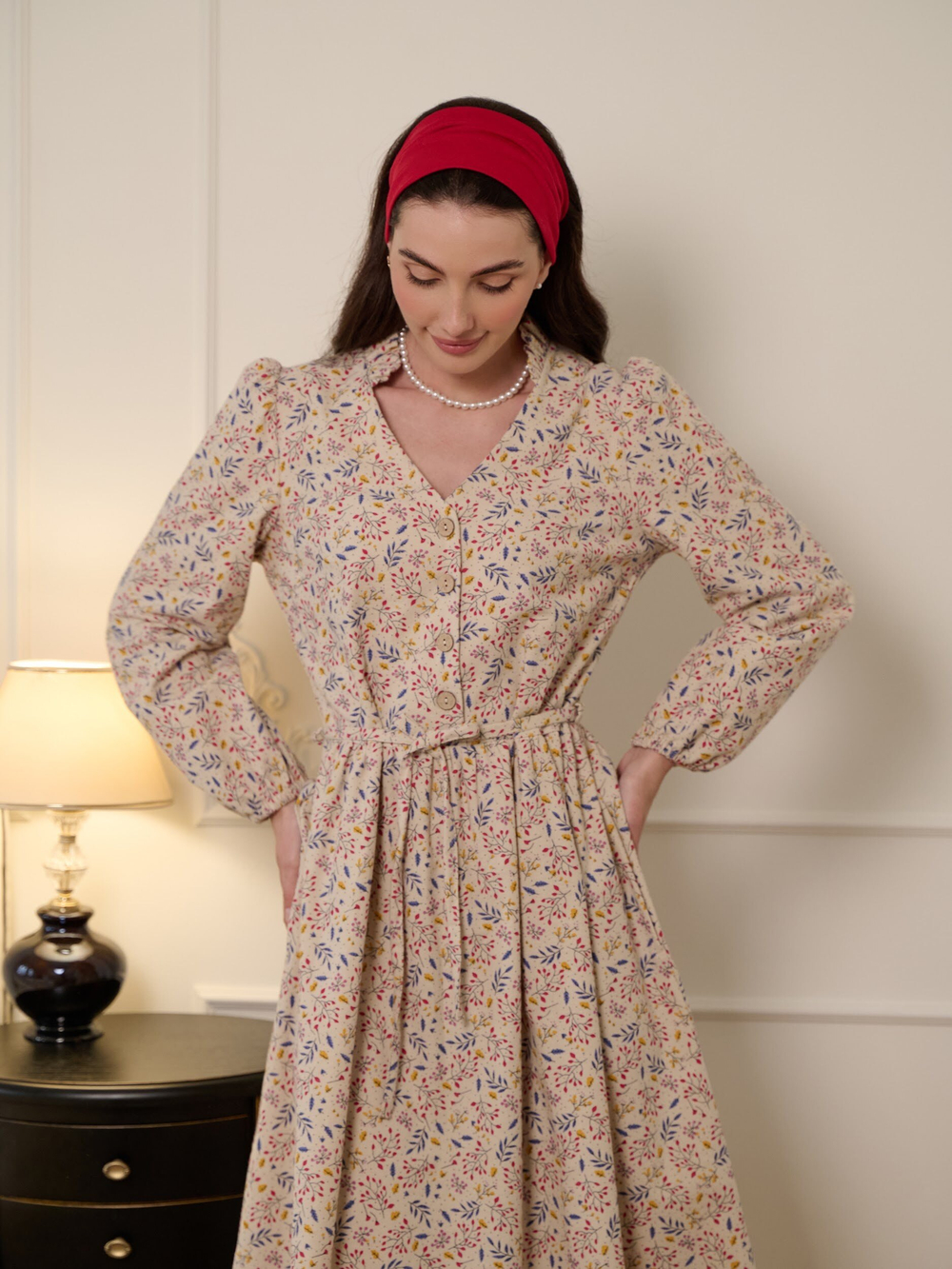 Платье с воротником стойкой