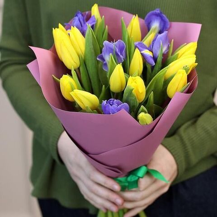 Букетик желтых тюльпанов и ирисов