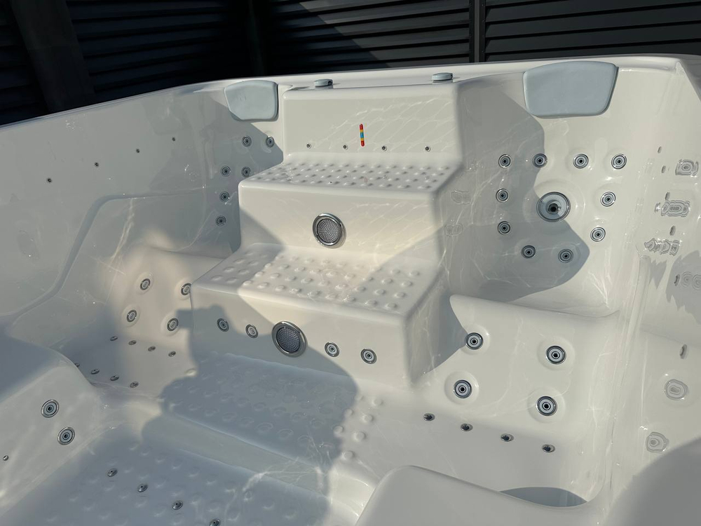 Плавательный гидромассажный спа-бассейн Victoria Star VS-M800 с раздельными зонами для зимней эксплуатации