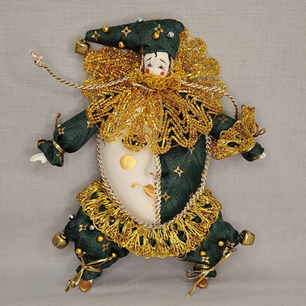 Интерьерная кукла Клоун на маске с золотым воротником