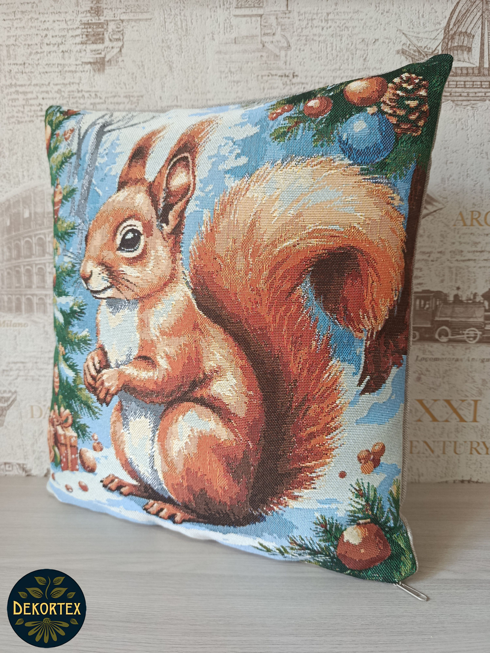 Декоративный гобеленовый чехол для интерьерной подушки Белочка 38*38