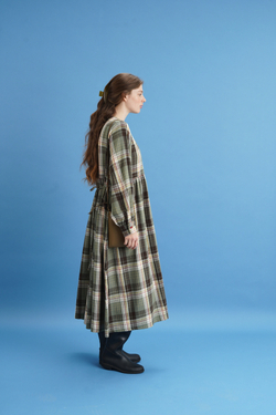 Платье оверсайз "жабо без жабо" с длинным рукавом, пыльно-зеленая клетка