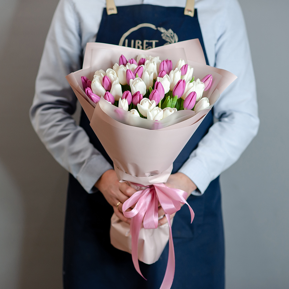 51 бело-розовый тюльпан в оформлении