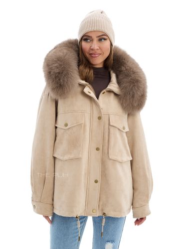 Объемная парка бежевого цвета из замши