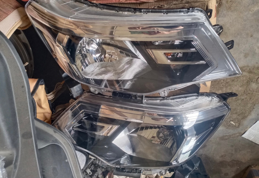 Оригинальная передняя фара Nissan Terra (галоген/LED),