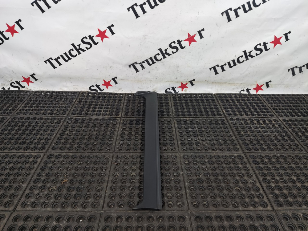 Накладка стойки лобового стекла правая 2020г.