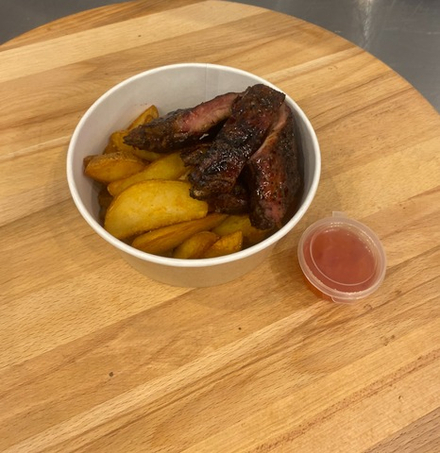 Свиные ребра в соусе чили 250гр. + соус 30гр. + картофель фри 150гр.