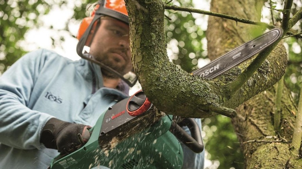 Электропила цепная BOSCH UniversalChain 40 06008B8400