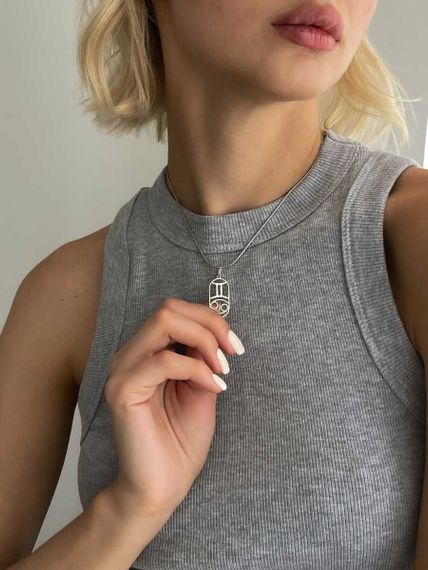 Фото подвески Куспид Близнецы-Рак из серебра, фото на модели 1