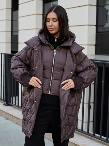 Шоколадный удлиненный пуховик с манишкой-капюшоном