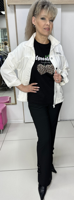 Белый джинсовый бомбер-жакет с рванкой