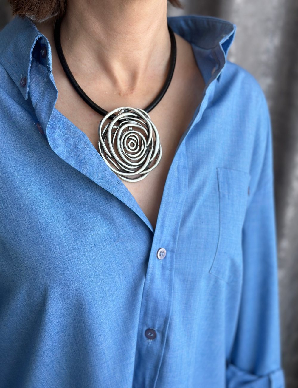 Колье "роза" на черной коже