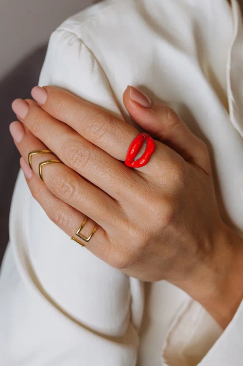 Кольцо "Губы" с красной эмалью
