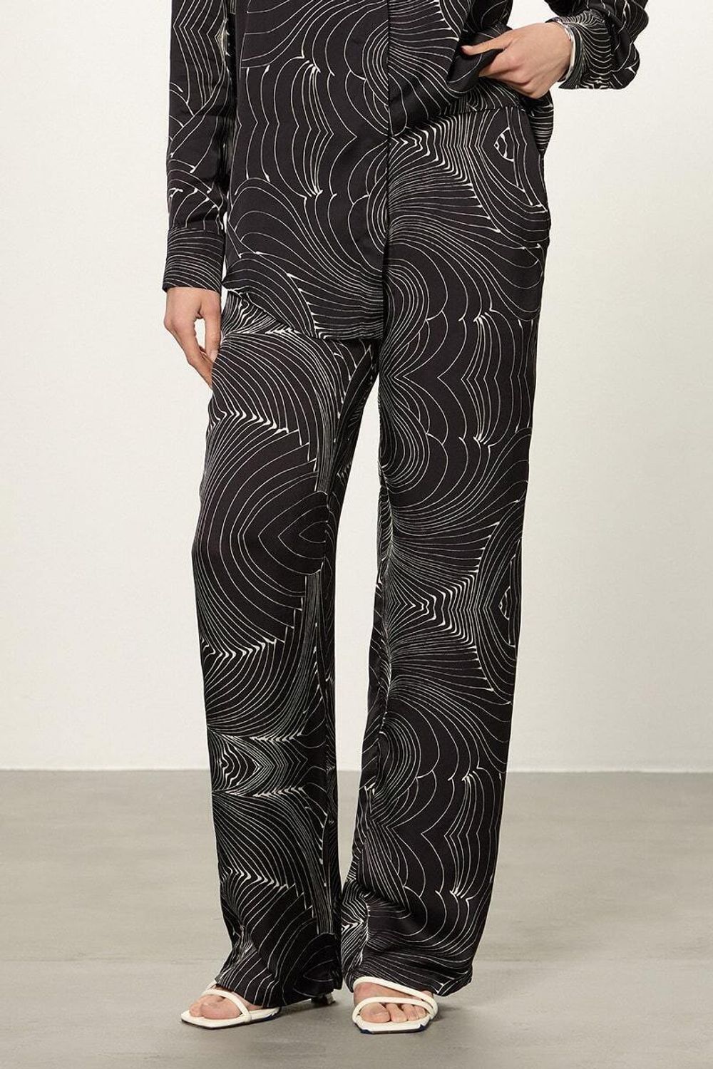 Комплект рубашка Хельсинки и брюки палаццо черно-белый принт вискоза