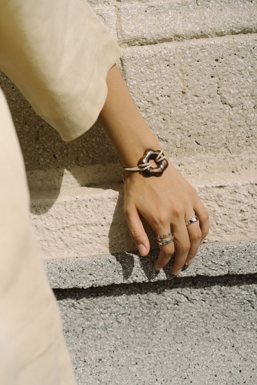 Подвес Цветок maxi на шнурке, коричневый, керамика