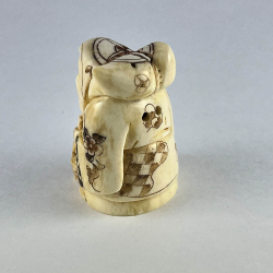 Статуэтка нэцкэ Фукурокудзю с тыквой-горлянкой и корзиной цветов