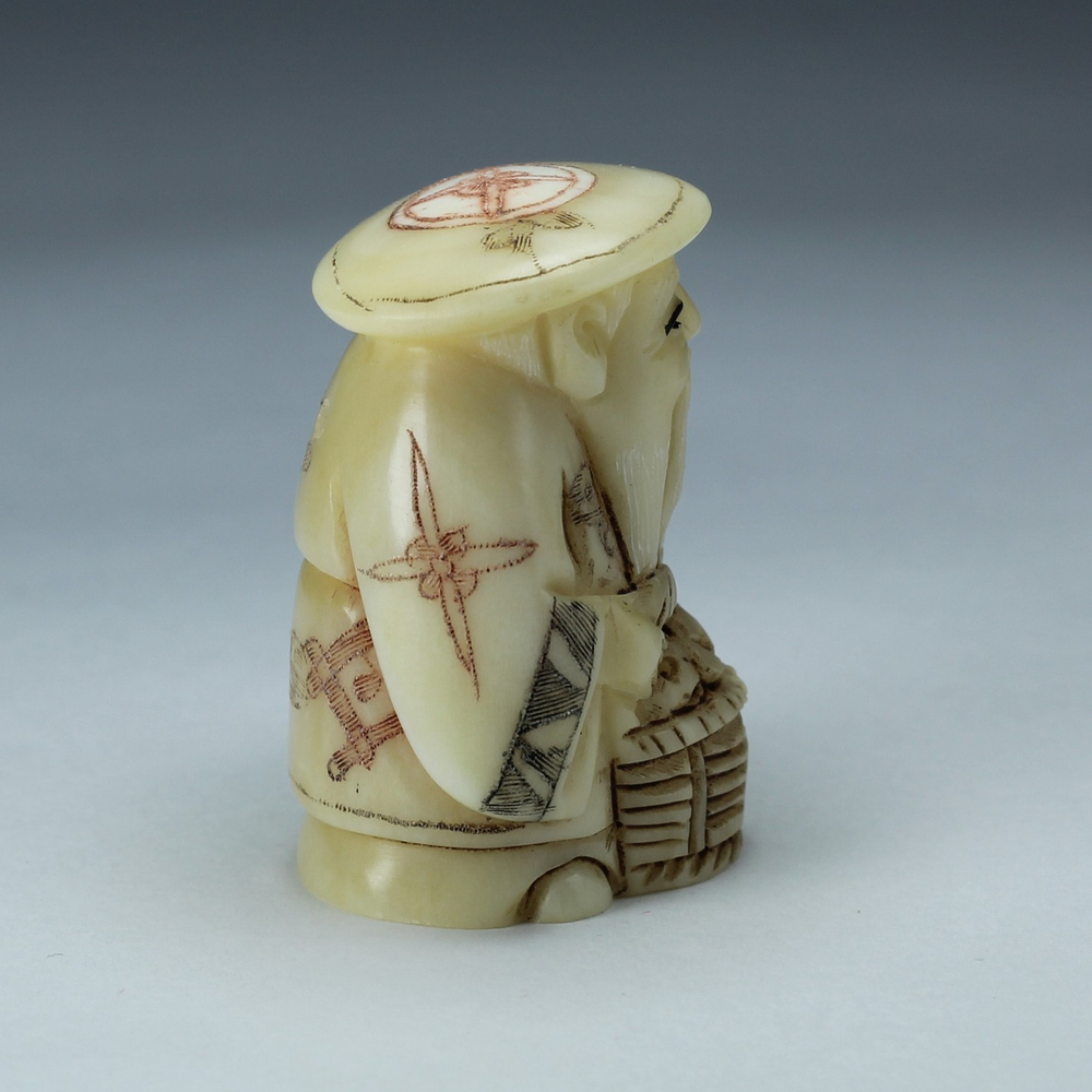 Нэцкэ Дзюродзин в круглой шапке и с корзиной рыбы