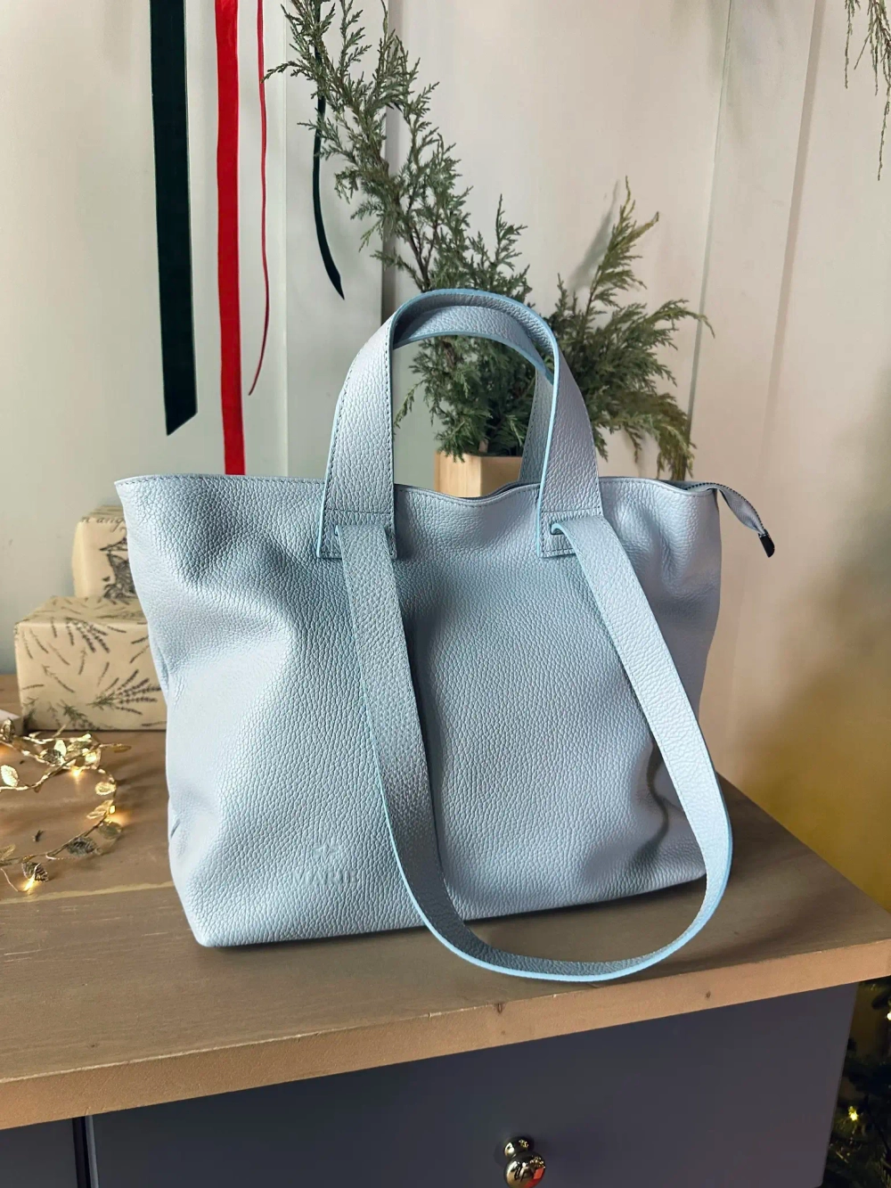 Женская сумка-шоппер из натуральной кожи голубого цвета