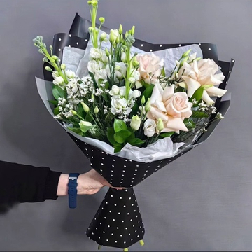 Авторский букет с французскими розами, маттиолой и эустомой