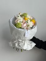 Сборный букет весна из кустовых пионовидных роз, нарциссов, ранункулюсов, вибурнума и скабиозы