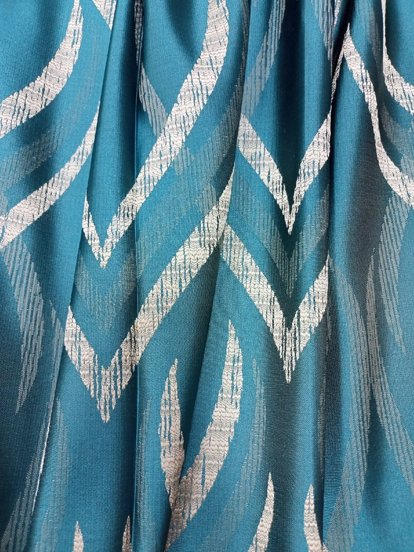 Шелковистый жаккард с геометрическими волнами