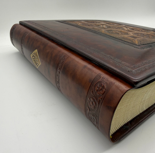 Фотоальбом из кожи "Медичи" в кейсе с барельефом