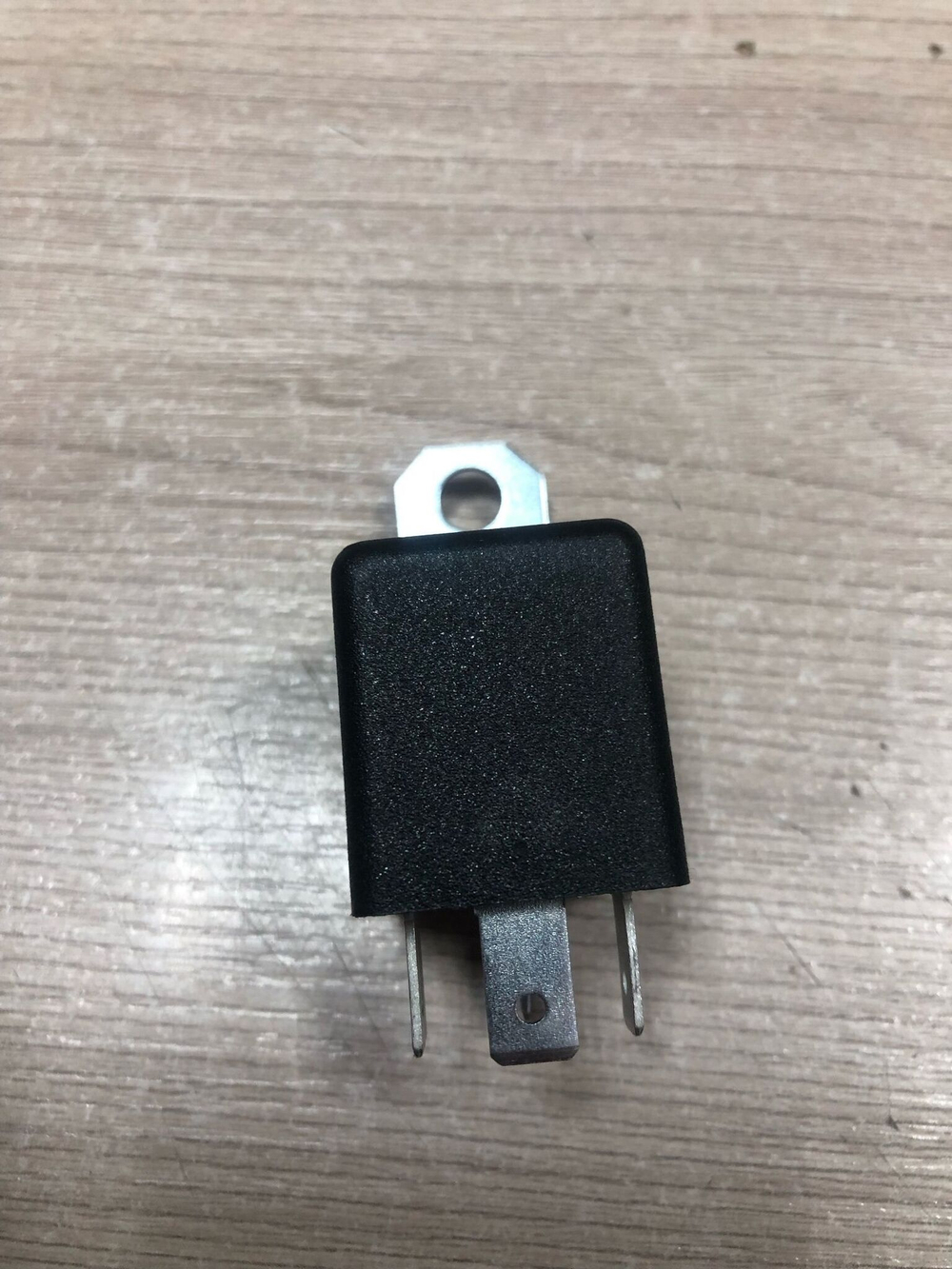 реле 24в 4 контактное с креплением 20а 981377710