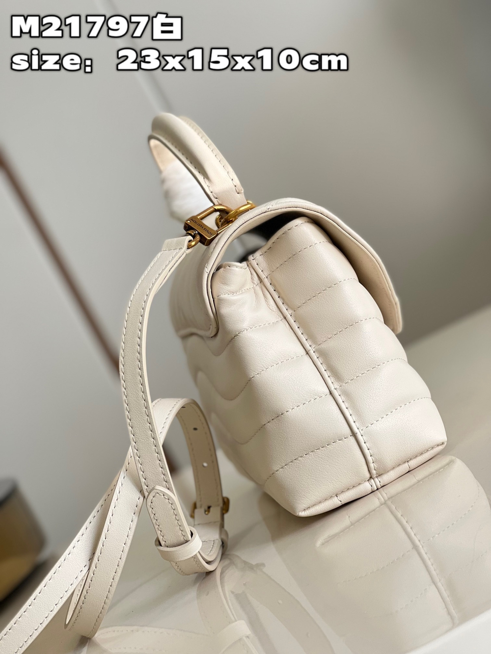 Louis Vuitton Hold Me