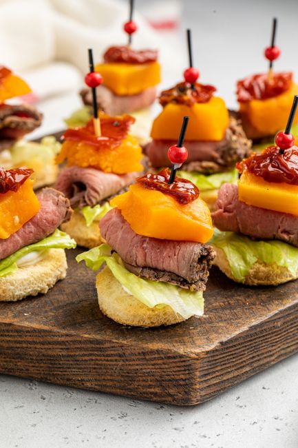 Канапе с ростбифом, тыквой и вялеными томатами, 20 шт.