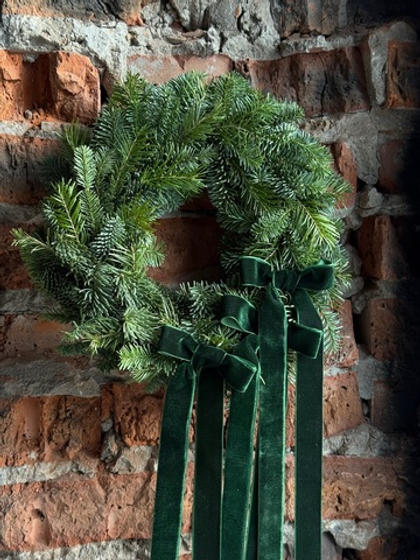 Венок из хвои с бархатными лентами