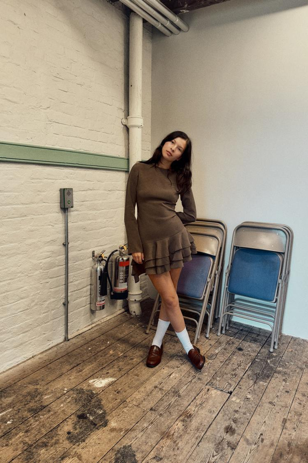 ZARA КОРОТКОЕ ЛЕГКОЕ ПЛАТЬЕ С ВОЛАНАМИ, ШОКОЛАДНЫЙ