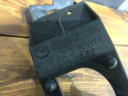 Кронштейн форсунки омывателя Mazda 3 (BK) 02-09 Новое Оригинал BS4J51077