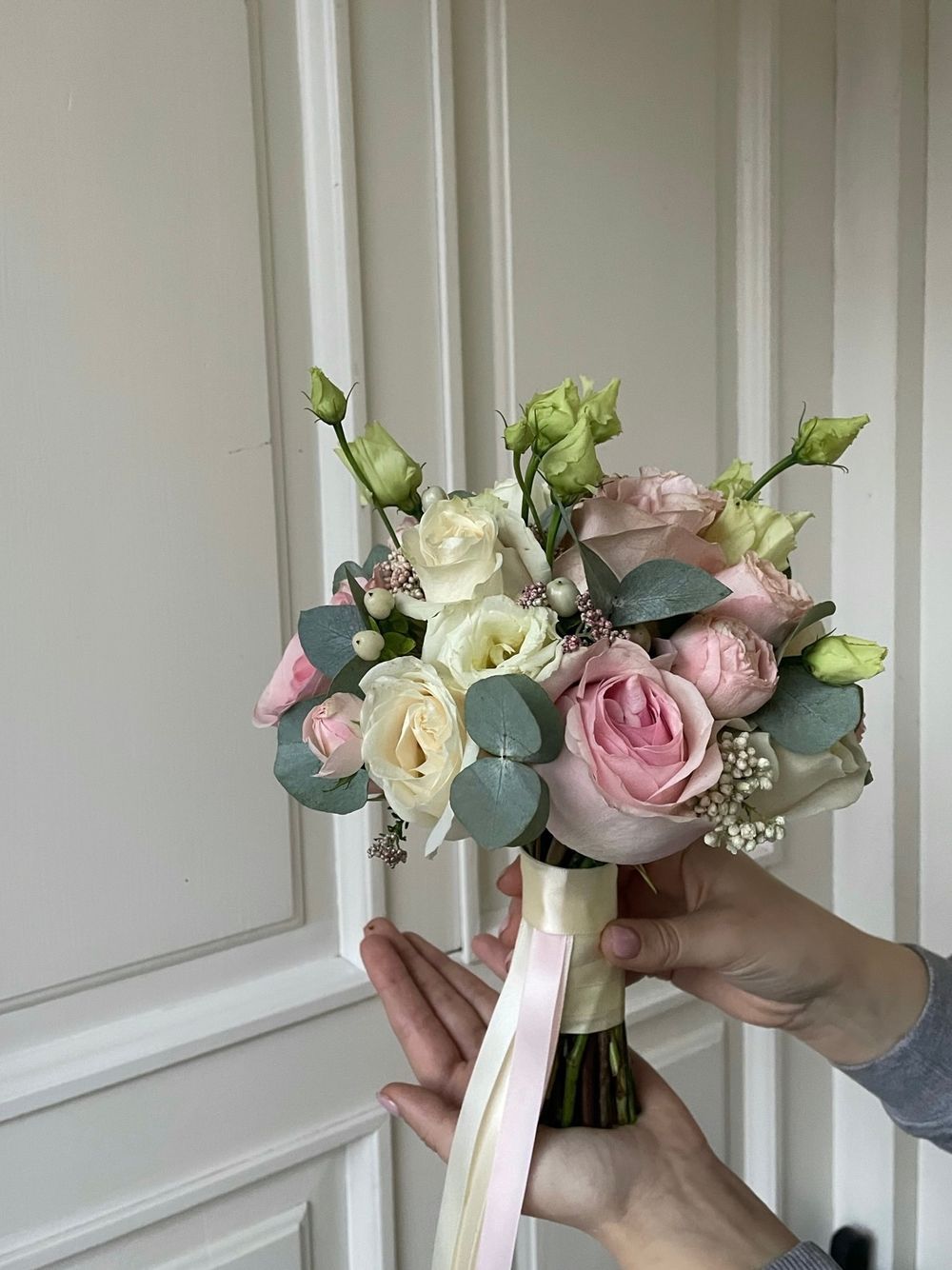 Свадебный букет из одноголовых роз, лизиантуса, озотамнуса и эвкалипта