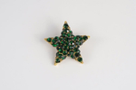 Ольга Солдатова. Брошь в виде пятиконечной звезды со вставками изумрудного цвета