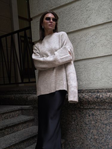 Бежевый оверсайз свитер