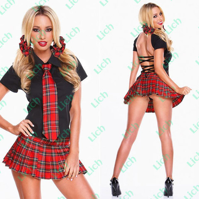 Костюм школьницы в красно-черных тонах