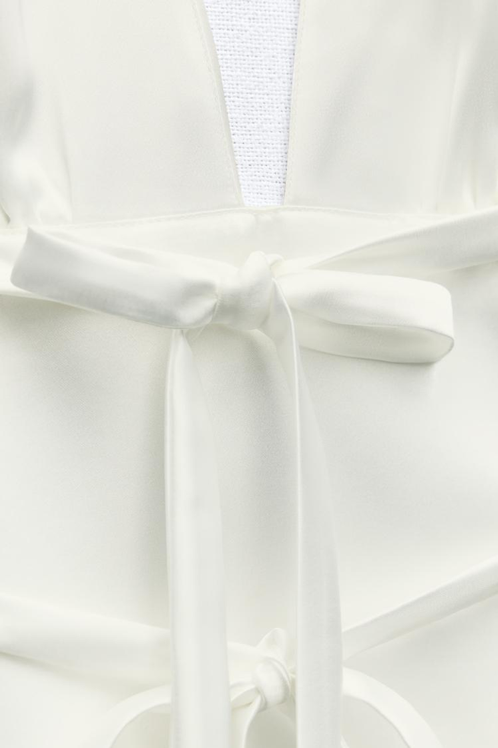 ZARA АТЛАСНЫЙ ТОП С ГОРЛОВИНОЙ ХАЛТЕР И ЗАВЯЗКАМИ, БЕЛЫЙ