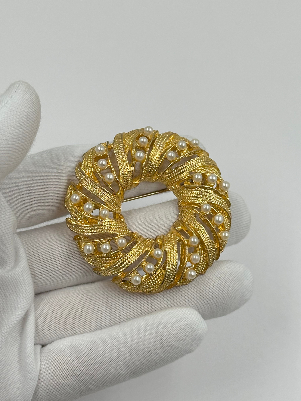 Брошь с «жемчугом»