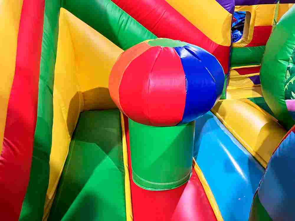 Коммерческий надувной батут "Приключения попугаев", 5x5x3 м.