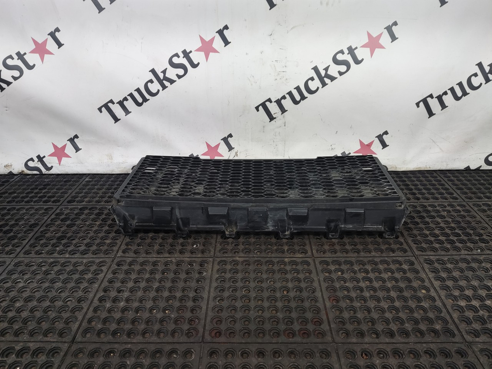 Решетка бампера нижняя 2023г