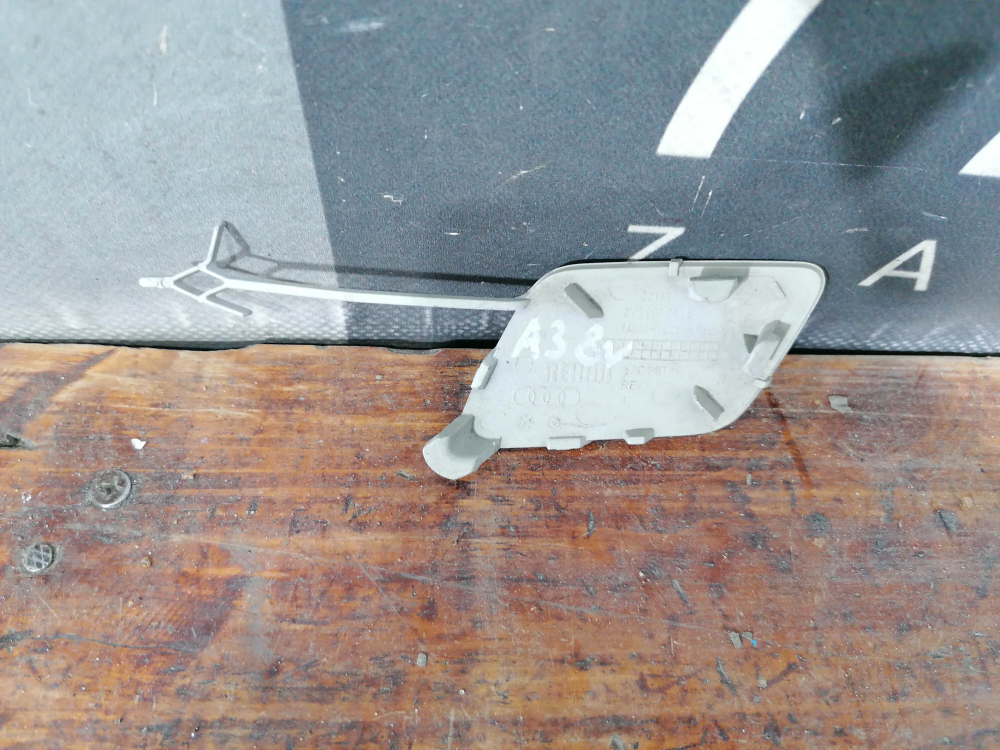 Заглушка буксировочного крюка Audi A3 (8V) 16-20 Б/У Оригинал 8V3807241B