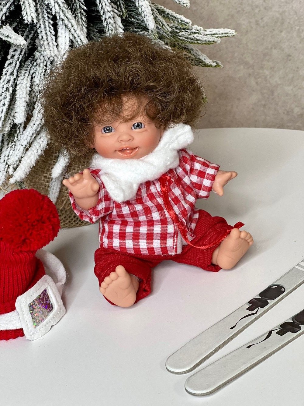 Кукла LAMAGIK виниловая 18см Gestitos Esquiador  (502A)