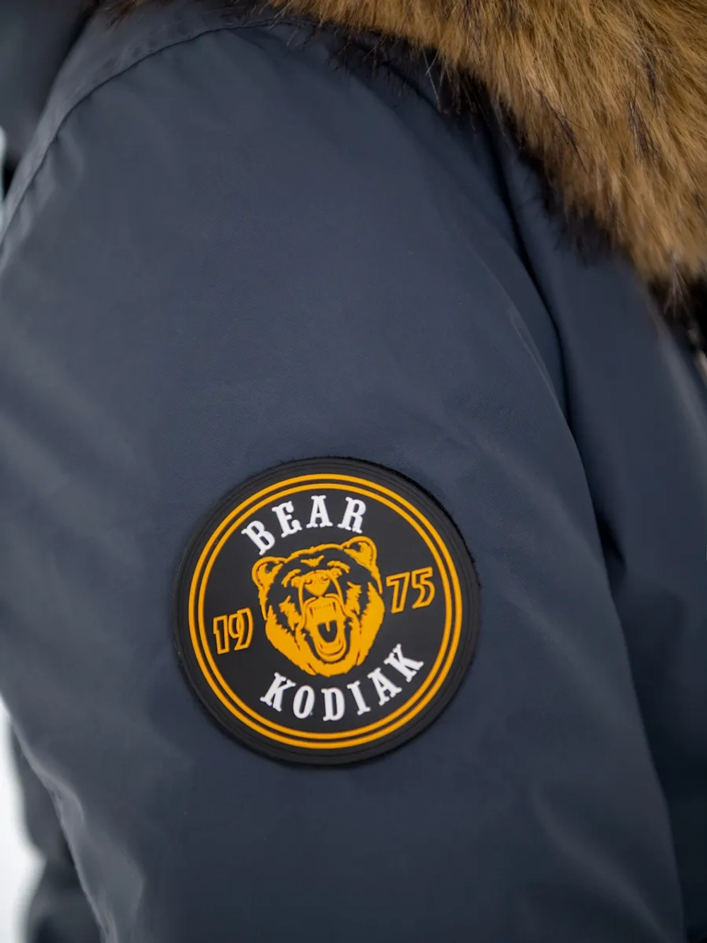 Куртка зимняя короткая с капюшоном и опушкой