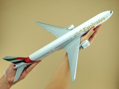 Модель самолета Boeing 777-300ER (М1:144, Emirates)